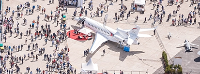 AVue aérienne d’un aéronef exposé entouré de visiteurs au Salon International de l’Aéronautique et de l’Espace à Paris-Le Bourget.