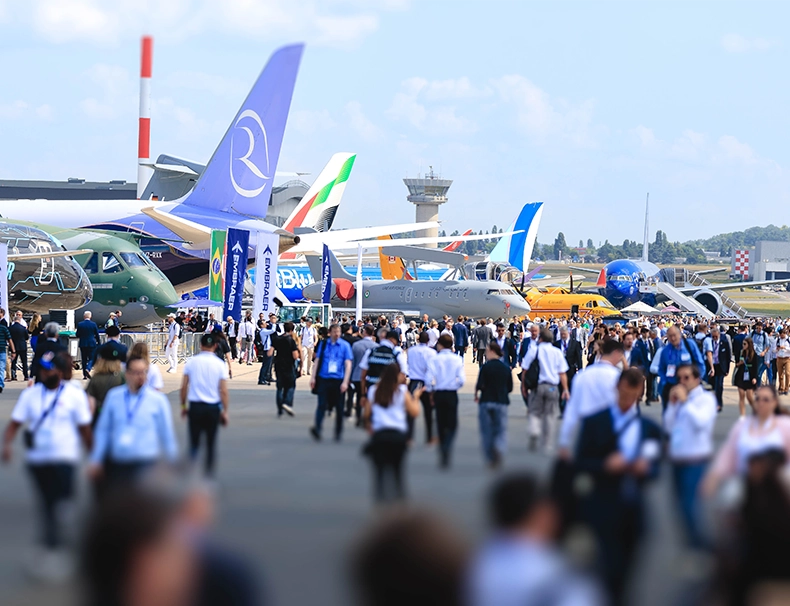 Visiteurs découvrant les aéronefs exposés sur le tarmac lors du Salon International de l’Aéronautique et de l’Espace à Paris-Le Bourget.