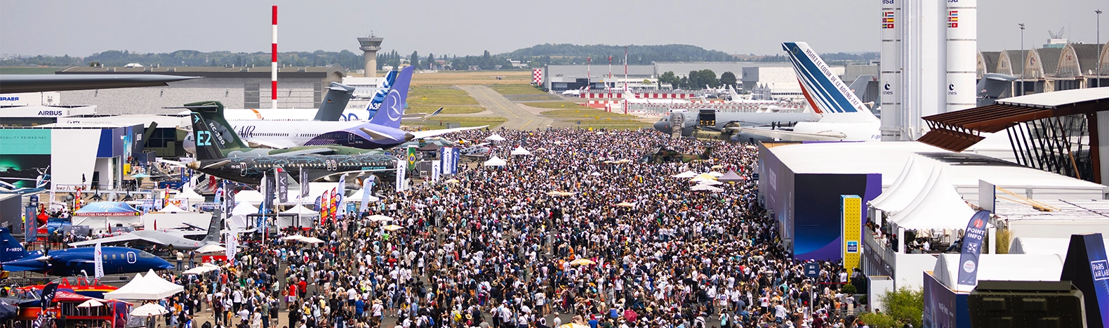 Foule de visiteurs découvrant les aéronefs exposés lors des journées grand public du Salon International de l’Aéronautique et de l’Espace à Paris-Le Bourget.