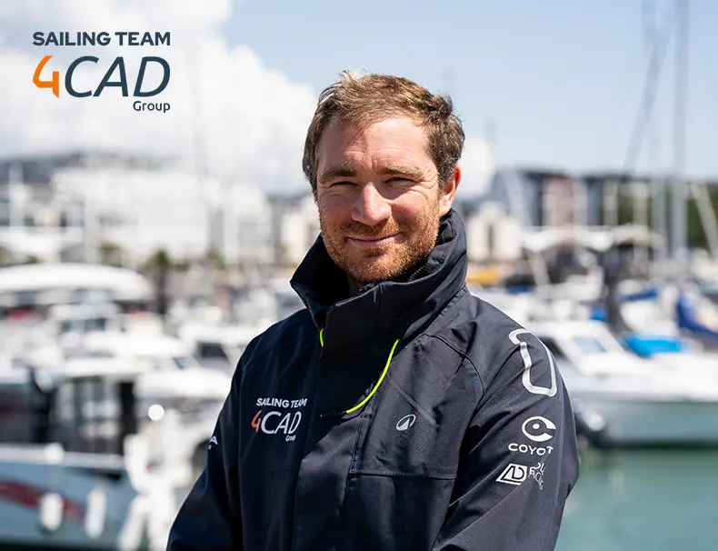 Portrait de Benjamin Dutreux, skipper de la 4CAD Group Sailing Team, dans un port de plaisance.